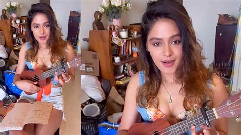 Pranati Rai Prakash Sings A Love Song With Ukulele | Glamsham