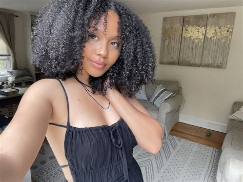 First time posting Hi ! [F32] : r/selfie