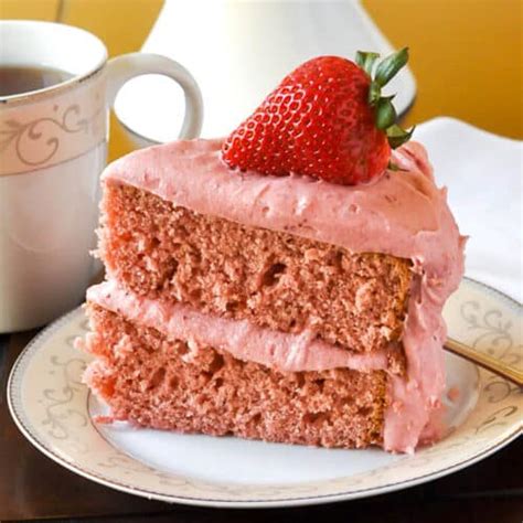 This Strawberry Squirt Cake Recipe is Too Good to Miss! - 0zdlpeu
