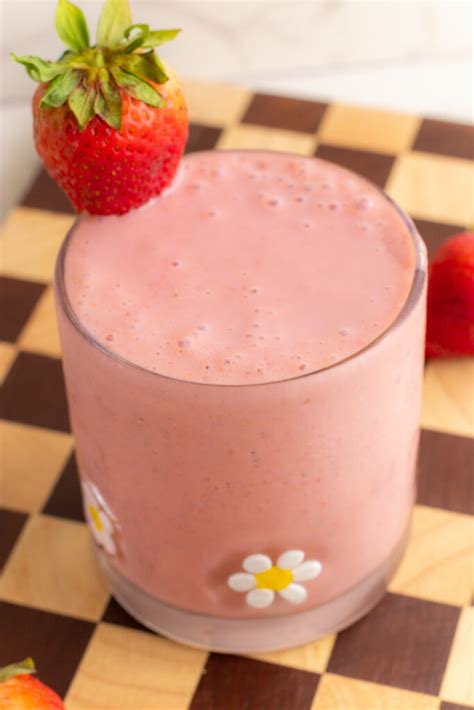 Creamy Strawberry Smoothie (High Protein) - Maria's Munchies
