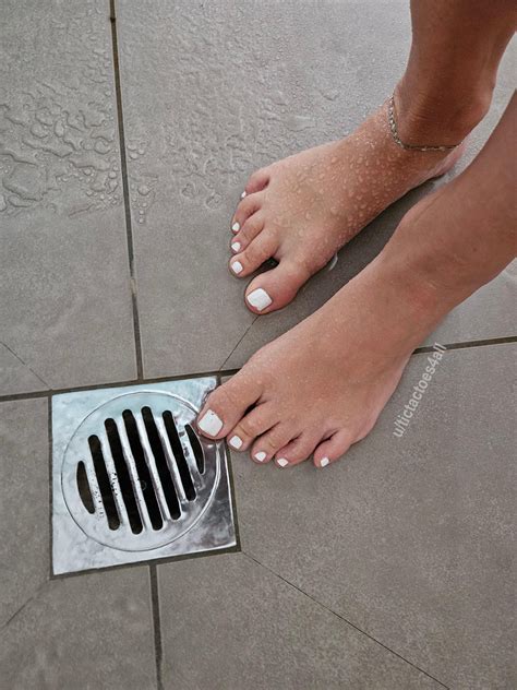 Do you like white toes in the shower? : r/Whitetoes