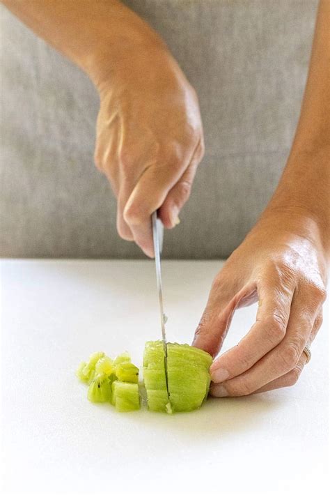 how to cut kiwi 6