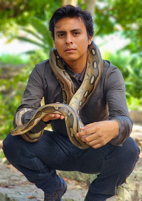 Cocodrilo casi le quita el brazo a este hombre 🐊 | Mundo Salvaje | Facebook