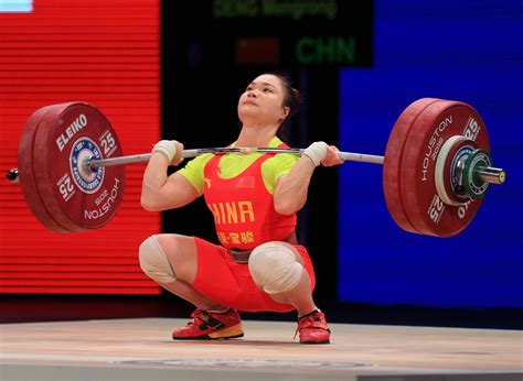 Elastic energy in the classic weightlifting exercises: a coupling of