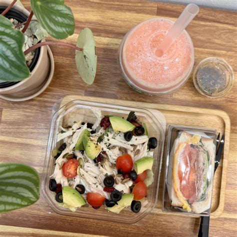 gyeongbokgung salad restaurant laitue fresh seasonal fruit avocado