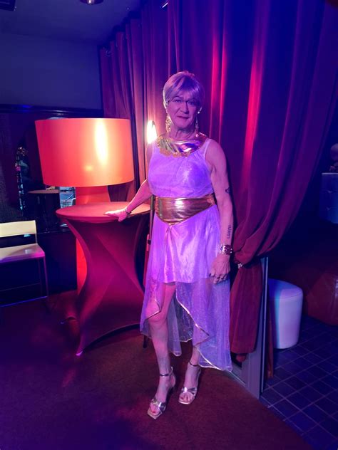 TRAVESTİ AND CROSsDRESsER's WORLD