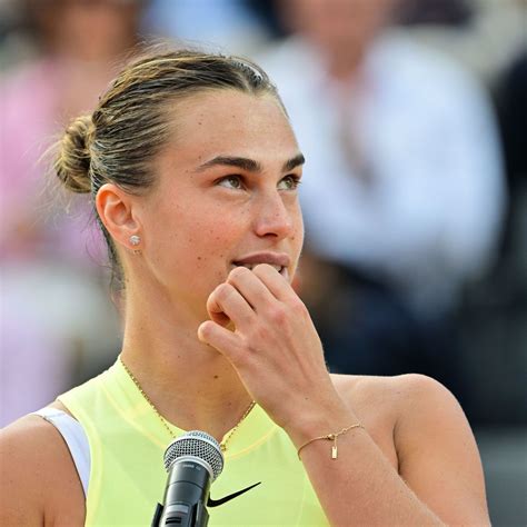 Former ESPN Reporter Turning Heads In Mirror Selfie - The Spun