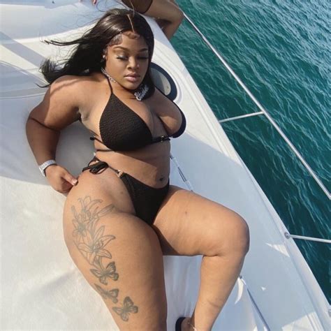 6 Hot Sexy Mello Buckzz Bikini Pics