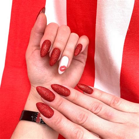 маникюр красный с золотом фото - sportsuniformdesigns