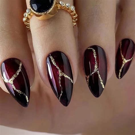 Black nails with gold – Artofit