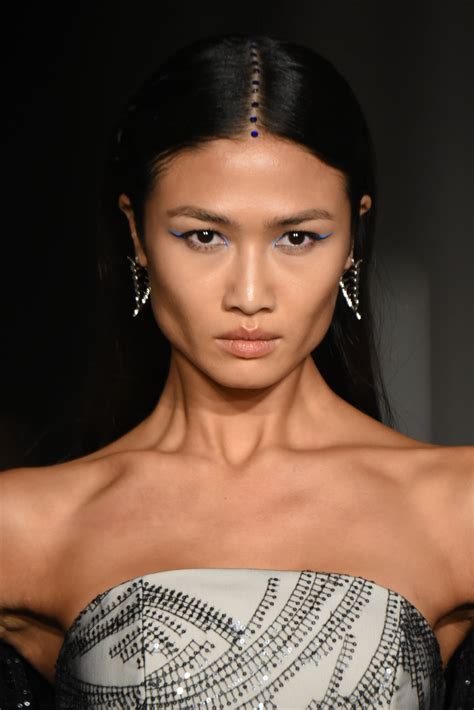 A step by step guide to the textured middle part look 1