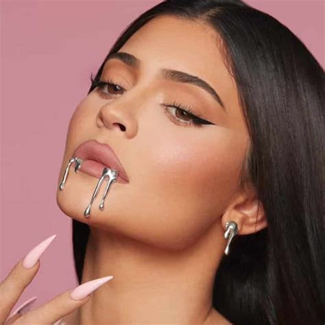 Kylie Cosmetics's Instagram, Twitter & Facebook on IDCrawl