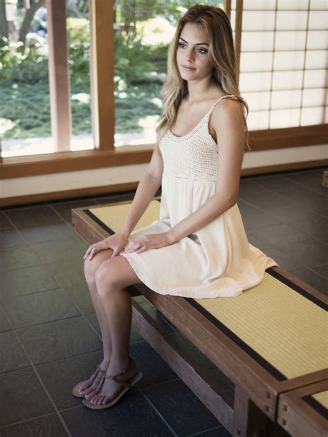 รูปภาพ : น่ารัก, แนวตั้ง, โมเดล, หนุ่มสาว, สีเขียว, เยาวชน, นั่ง