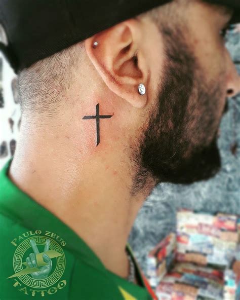 Tatuagem Cruz No Pescoço