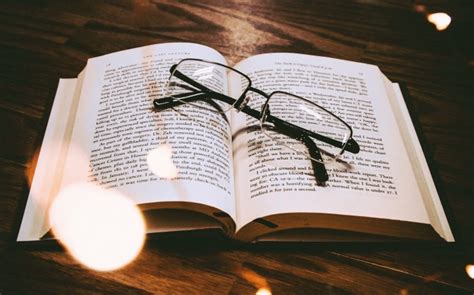 Обои книга, очки, на столе, блики, скачать обои, фото и картинки бесплатно