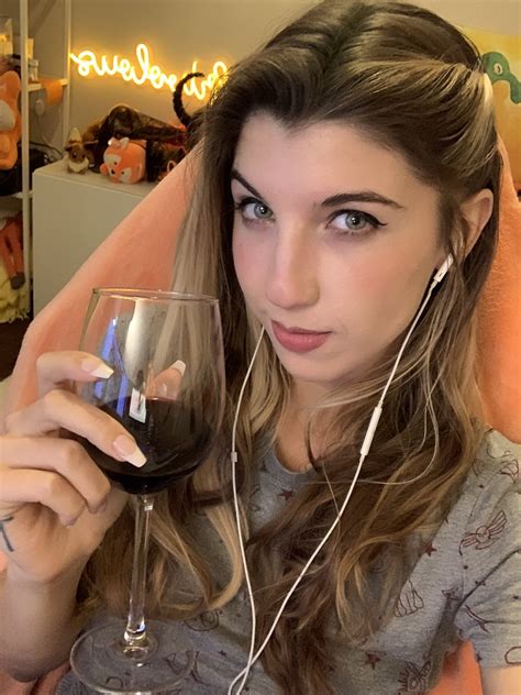 Pre-stream selfie 11/5 😍🦊🥰 : r/FrivolousFox