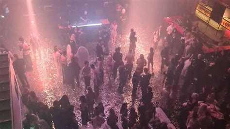 La fiesta de celebridades "casi desnudas" que provocó un escándalo