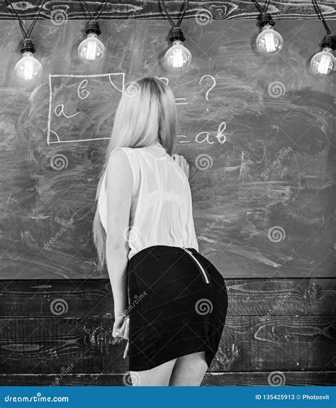 Professor Da Senhora Na Saia Curto Com O Fecho De Correr Na Parte