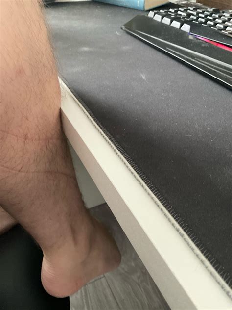 Front of desk discomfort against legs : r/gamingsetups