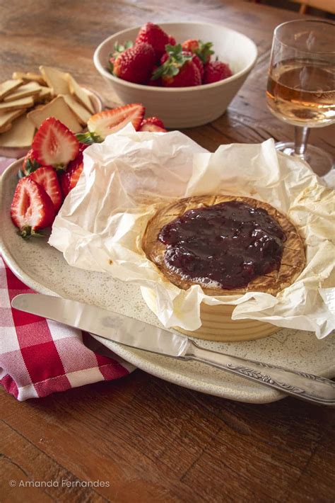 Como Servir O Queijo Brie - Queijo Brie com Geleia: Receita Afetiva para Servir com Carinho