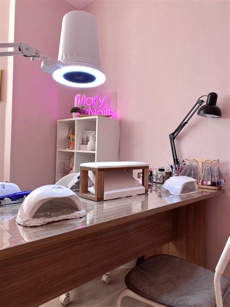 Место мастера маникюра | эстетика | nails | Salon interior design ...