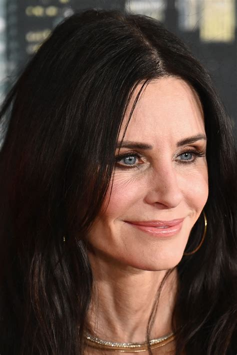 Courteney Cox: Ihr Styling mit grauer Bundfaltenhose ist alles andere