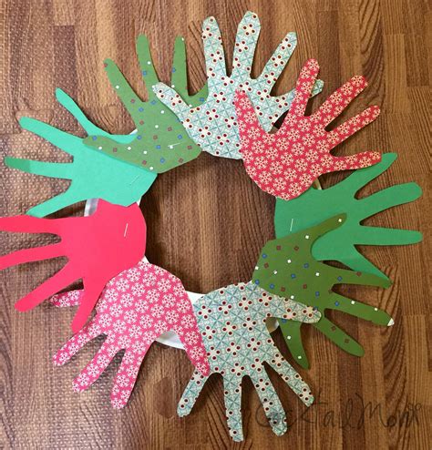 CocktailMom: Handprint Holiday Wreath