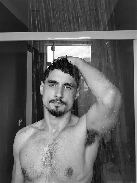 Trying to be sexy in shower : r/gaybrosgonemild