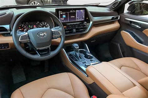 2020 Toyota Highlander Review: More in Some Ways, Not in Others | Cars.com