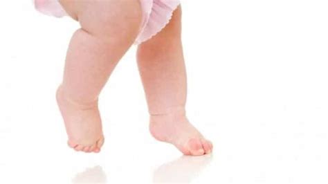 Bebê 1 Ano Anda Na Ponta Do Pé - Bebê que anda na ponta dos pés