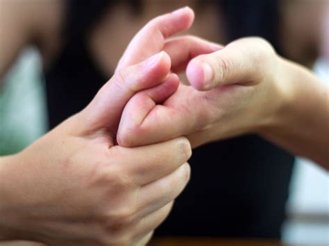 Does Cracking Your Knuckles Give You Arthritis? - Synergy Physio