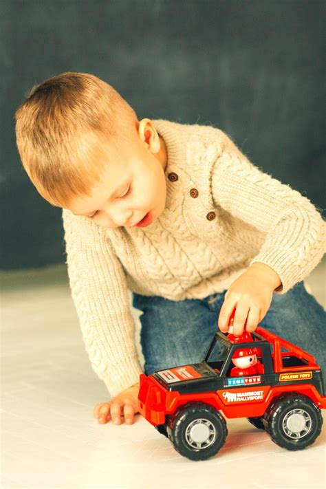 Criança Brincando De Carrinho - 9