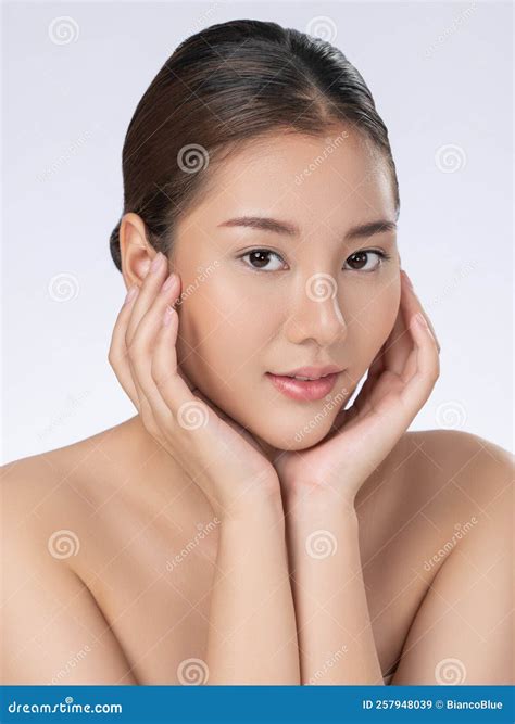 Retrato De Una Jovencita Preciosa Posando Un Gesto De Belleza Con Piel