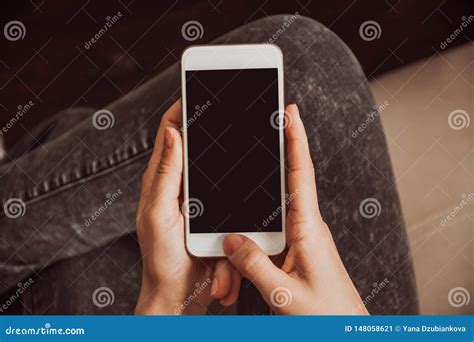 Женские руки держат белый телефон в их руках Конец-вверх мобильного ...