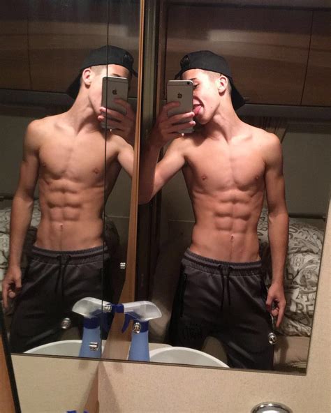 abs mirror selfie