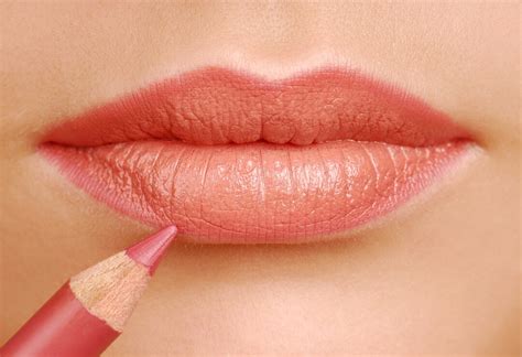 mastering  art  lip liner glow mag
