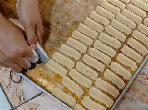 suguhan legit hari raya kue semprit larut khas jepara inibaru