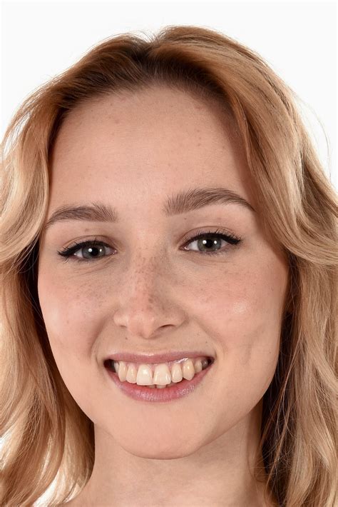 Kelly Collins 角色解析、出演作品、人物照片 - 剧面