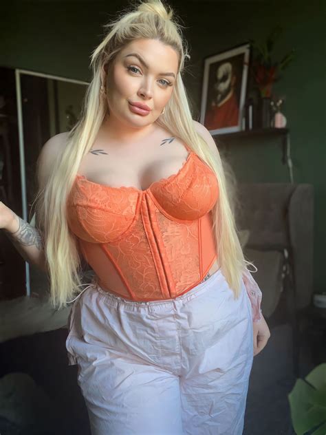 I’m a hot bank call handler - men can’t resist my sexy voice and always