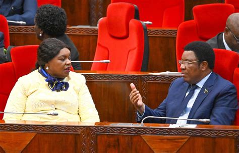 waziri mkuu kassim majaliwa akizungumza na waziri wa nchi ofisi ya