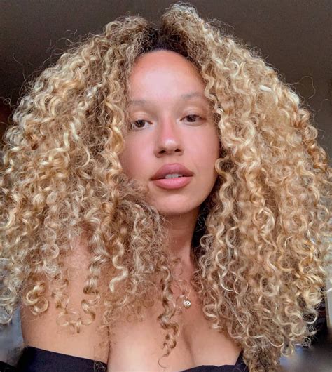 @honeyblondegigi 🤍 Follow 👉 @curlhairstyle 🤗 #blondhairstyle #curlycomb