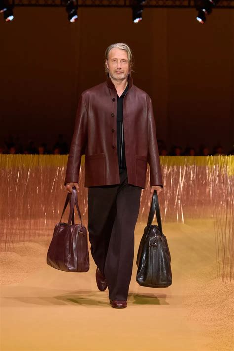 Mads Mikkelsen just made his runway modelling debut - Vogue Scandinavia