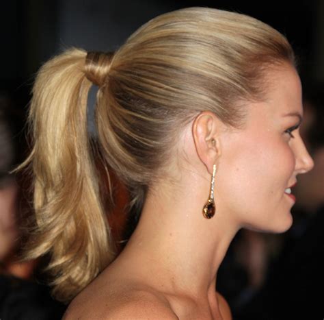 Learn how to create professional hairstyles for a ponytail easily 2