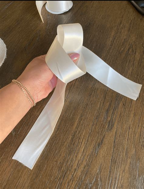 how to make a simple bow with ribbon