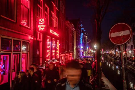 Is red light area a thing in Warsaw? Strip clubs in old town are a scam