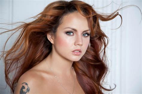 Певица Максим впервые опубликовала фото после выхода из комы — В курсе.ру