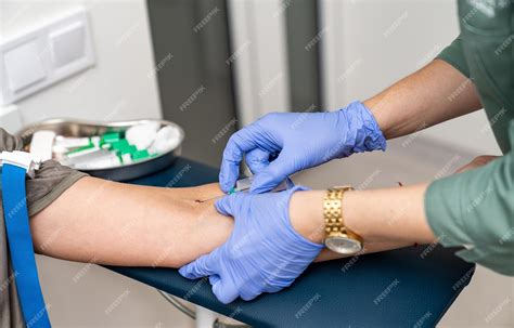 Coletador De Sangue - Coleta de sangue para teste profissional médico coletando amostras de ...