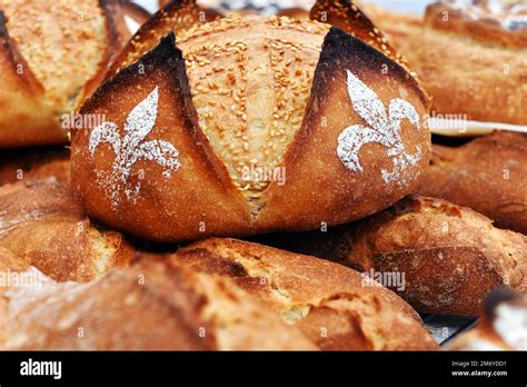 French bread in a bakery - France Stock Photo - Alamy