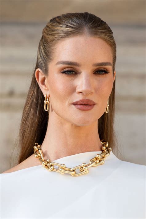 Rosie Huntington-Whiteley | Düğün saç stilleri, Saç ve makyaj, Şık saç