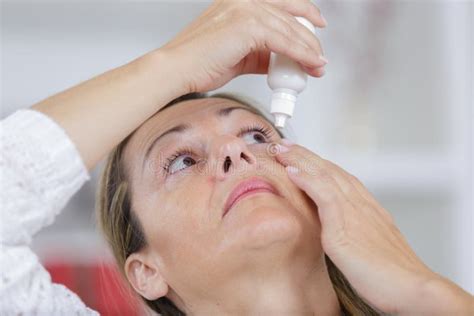 Alergia A Lubrificante - Mulher Usando Lubrificante Ocular Para Tratar Olho Seco Ou Alergia Foto ...